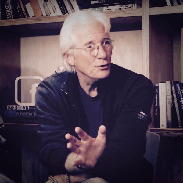 Richard Gere trägt einen schwarzen Ecoalf-Cardigan. Preis: 109 Euro