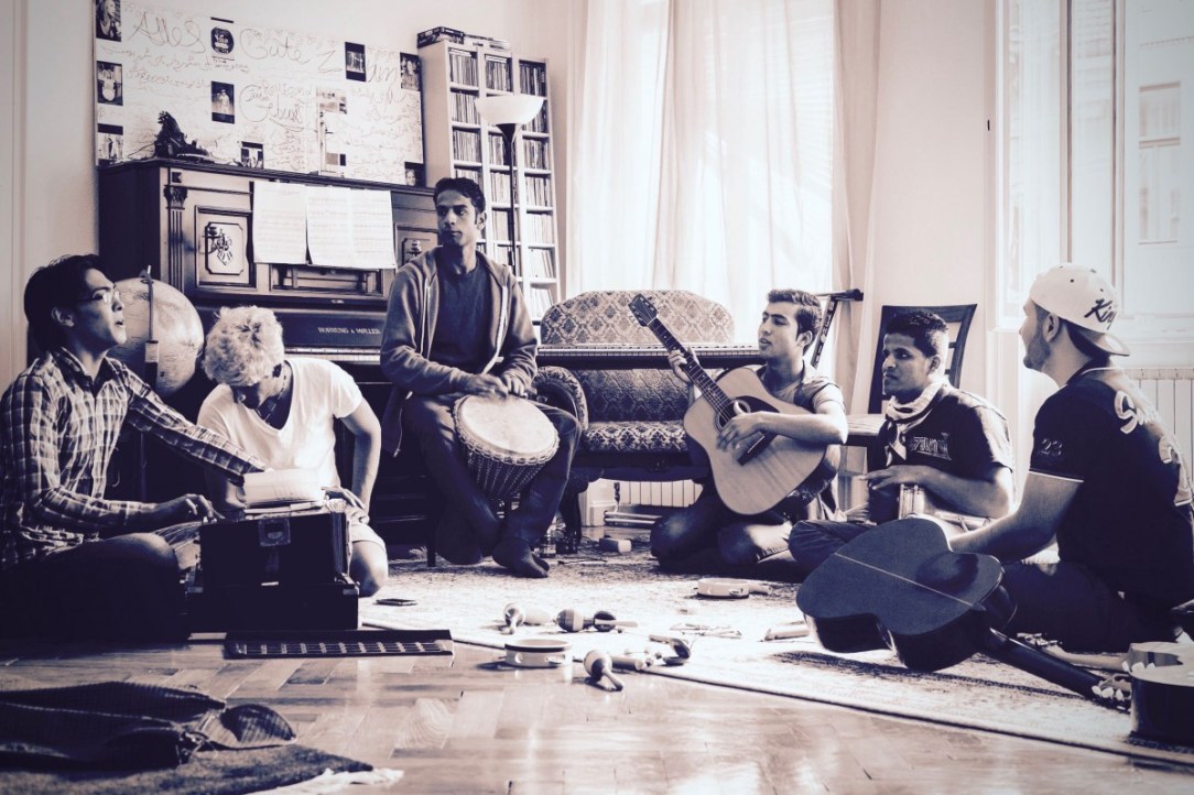 Mit Fortdauer immer lebendiger, immer lauter, immer begeisterter. Der Blondschopf ist Sharif Rahimi, der bei Hilde Daliks "Romeo & Julia"-Produktion den Paris gespielt hat /// Bild: Marco Rossi