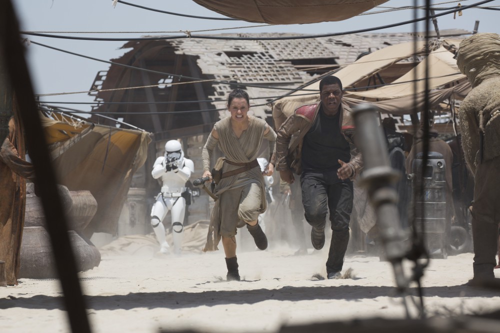 Auch ohne Moon Boots gut zu Fuß: Daisy Ridley als  Rey und John Boyega als Finn