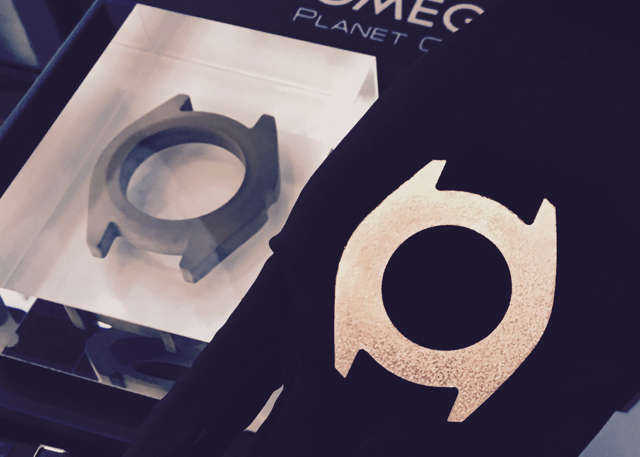 Links im Bild: Dieses Stück wird im Ofen bei 1.400 Grad gebacken, rechts: ein Gegenstück aus Metall, das für andere Uhren verwendet wird © J-ww