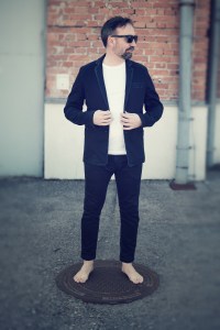 Bevor ich mich auf die Ducati Scrambler setze, trage ich einen Joggjeans-Anzug von Diesel (und gestatte mir einen Verzicht auf Schuhe) /// Foto: coolrides.at, Homolka