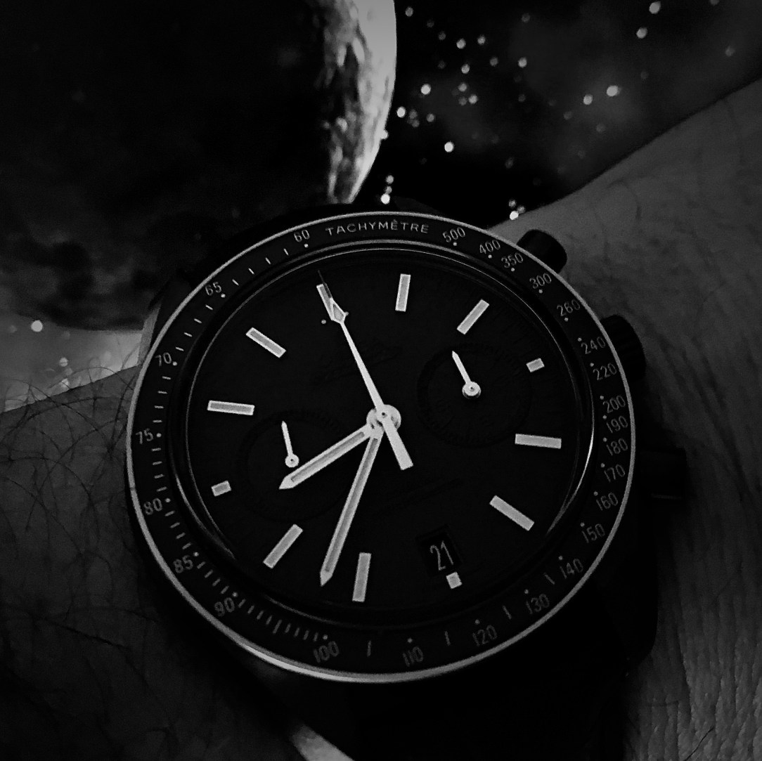 Die Variante Sedna Black vor einer Ansicht des Miniplaneten Sedna